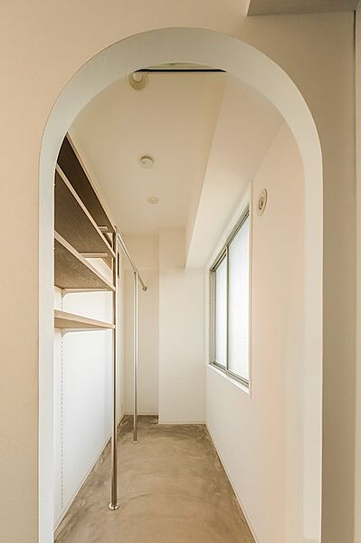 やわらかなアールの開口が印象的なシューズインクローゼット（SIC）。こちらは内装工事が完了した当時の、荷物が入っていないときの写真です。（2023年撮影）