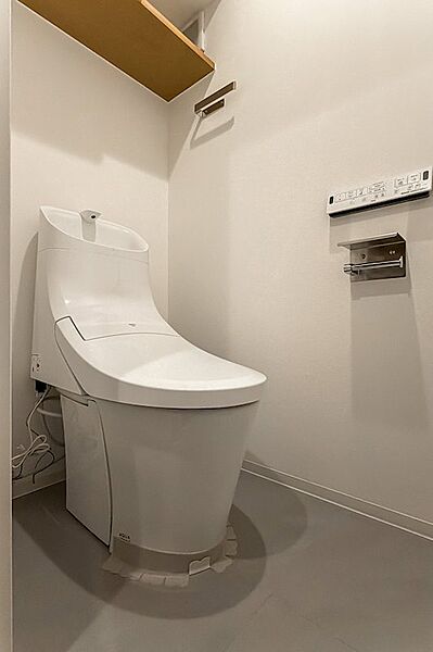 トイレは廊下からアクセスする間取り。上部にはオープン棚を設置済みです。
