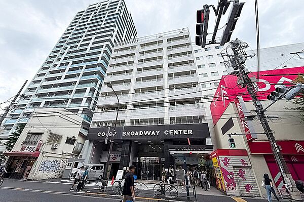 全長140m、地上10階建て。低層階にショッピングセンター「中野ブロードウェイ商店街」が入り、高層階がマンションになっている巨大建築物。