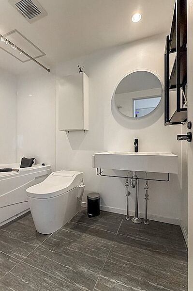 浴室はトイレと一緒になったユニットバスですが、広さが確保されており、ホテルライクなデザインは好印象。