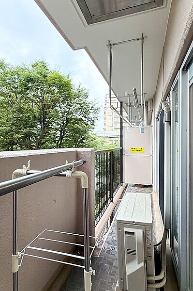 バルコニーの奥行きはコンパクト。