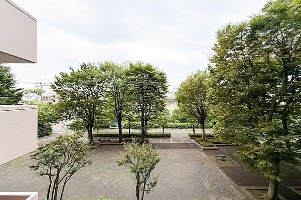 正面にはマンションの敷地内広場が。視線は気にならなさそうです。