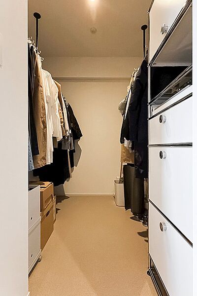 WICは玄関から入ってすぐの場所に。ゆとりある広さなので、服をたっぷり掛けられるほか、棚を設けて細々したものも収納できそうです。