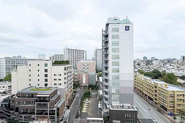 目の前にはホテルがありますが、建物同士は少し距離が離れています。方向によっては、景色が抜ける場所も。