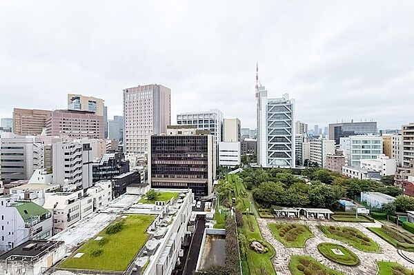 「文京区立本郷給水所公苑」が眼下に広がります。緑と空を気持ちよく眺められる景色です。