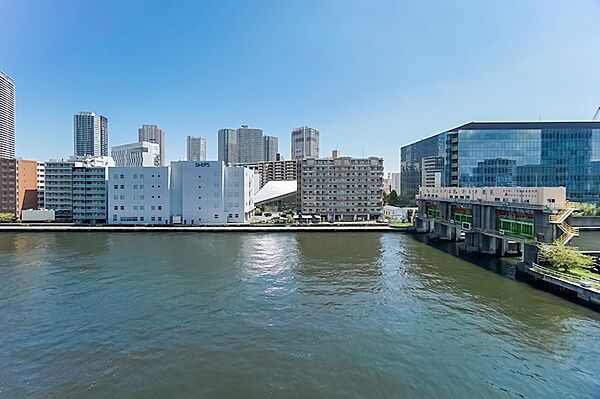 お向かいからの視線も気にならず、思い切りくつろげそうです。（24/04撮影）