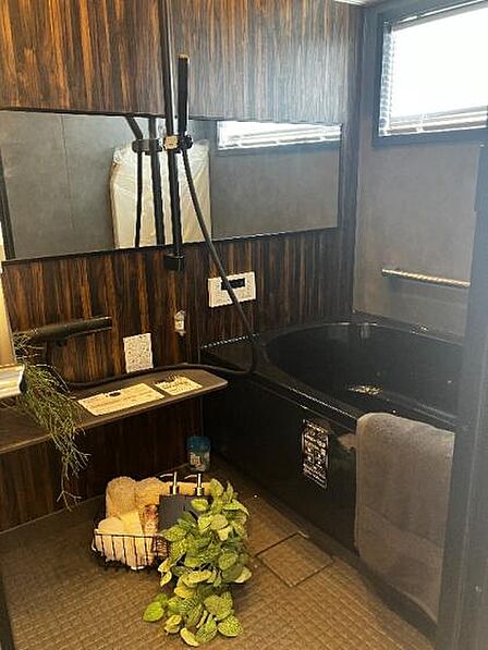 落ち着いた雰囲気のバスルーム