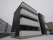 真駒内駅より徒歩21分 築3年10ヶ月 3階建の賃貸物件