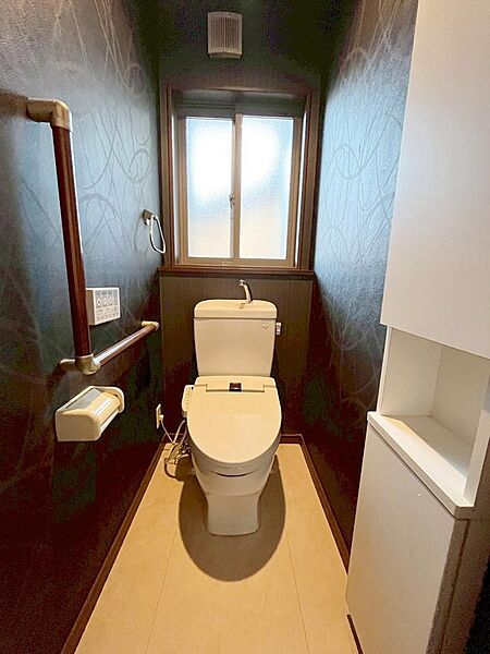 壁リモコンで両サイドがスッキリとしており、多彩な機能付で清潔なトイレ空間に。室内（2025年12月）撮影