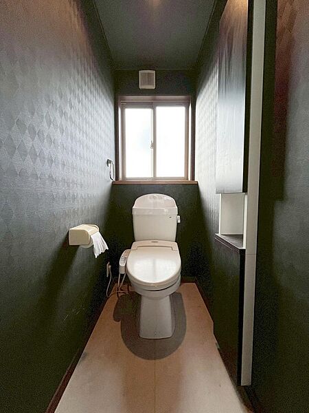 各階にトイレがあると、来客時にも気兼ねなく使えて便利です。また、朝の忙しい時間も余裕を持って出かけられます。室内（2025年12月）撮影