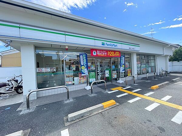 ファミリーマート樫原江ノ本町店まで徒歩５分（約390ｍ）