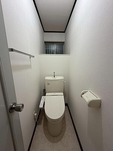 【トイレ】年間を通して快適に使用できる温水洗浄機能付きのトイレです！室内（2026年7月）撮影