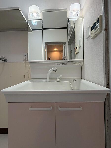 【洗面台】三面鏡付きの洗面台は、身支度もスムーズ。すっきり使える清潔感ある空間で、毎日の暮らしを快適に支えます！室内（2026年7月）撮影