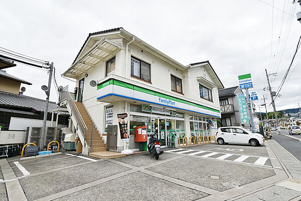 ファミリーマート向日洛西口店まで徒歩5分（約358ｍ）