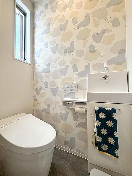 【トイレ】年間を通して快適に使用できる温水洗浄機能付きのトイレです。※CGで家具を消しています。実際には家具がございます。