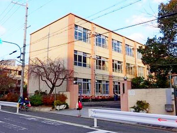 京都市立朱雀第八小学校まで徒歩11分（約865ｍ）