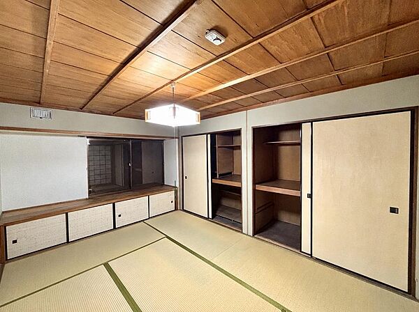 【和室】寺院にも用いられるような上質な畳を使用した、趣のある和室。木の温もりを感じる天井と収納付きの落ち着いた空間で、客間や寝室としてもおすすめです。現地（2026年6月）撮影
