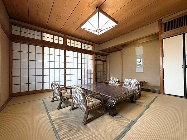 【和室】広々とした畳空間に障子や木目天井が調和しゆったりとくつろがる雰囲気です！※本画像は実際の写真にCG加工を加えたもので実際とは異なります。現地（2026年5月）撮影