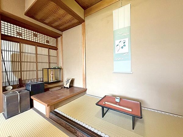【和室】障子には良質な春日杉を使用しており伝統美を感じられる空間です！現地（2026年5月）撮影