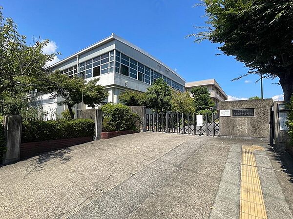 長岡第十小学校まで徒歩13分（約981ｍ）