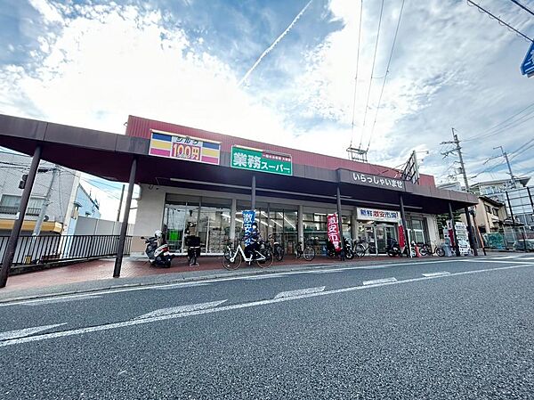 向日町ショップセンターまで徒歩5分（約325ｍ）