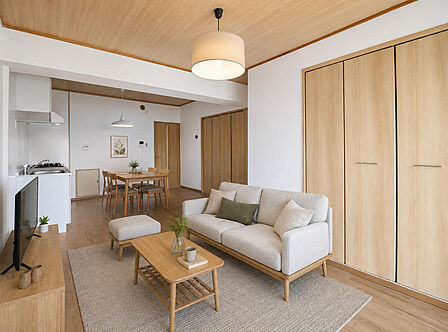 木目調の天井が空間に温もりをプラス。家具のレイアウトもしやすい住み心地の良い空間です。※本画像は実際の写真にCG加工を加えたもので、実際の室内状況とは異なります。室内(2026年8月)撮影
