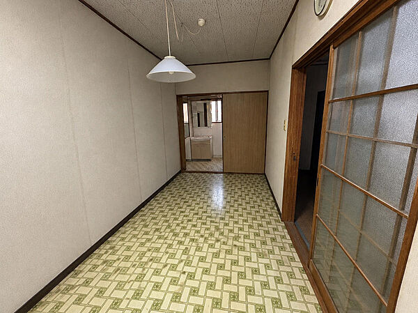 レトロな意匠が随所に残る室内。自分らしい住まいづくりを楽しめそうです。※本画像は実際の写真にCG加工を加えたもので、実際の室内状況（家具・傷・汚れ等）とは異なります。室内（2026年8月）撮影