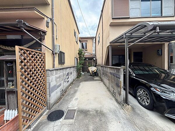 お車2台駐車可！専用通路につきお子様が道路に飛び出す心配なし！現地（2026年8月）撮影