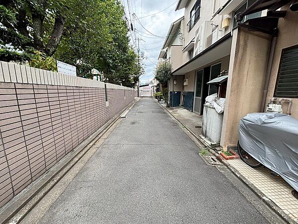 大通りより一本入っているので車の交通量が少ない閑静な住宅街です。現地（2026年8月）撮影