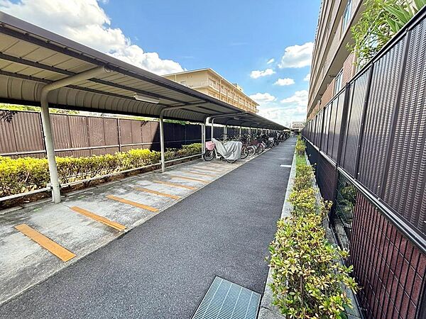 【駐輪場】屋根付きの駐輪場を完備。雨の日にも利用しやすく、日々の自転車移動に便利です。現地（2026年8月）撮影