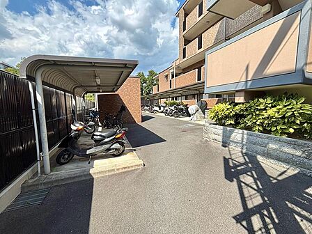 【バイク置き場】敷地内には屋根付きのバイク置場を完備。大切なバイクを雨風から守り、快適に利用できます。現地（2026年8月）撮影