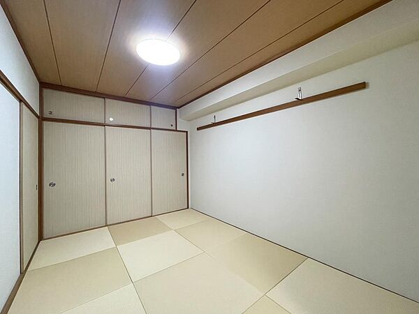 【和室】琉球調の畳は縁がないため、スッキリとした印象♪
