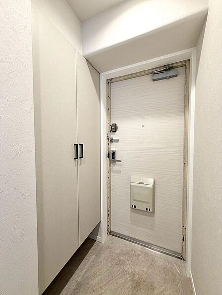 【施工例:玄関】玄関には大容量のシューズボックスを完備。靴をすっきり収納でき、玄関まわりをきれいに保てます♪室内(2026年8月)撮影