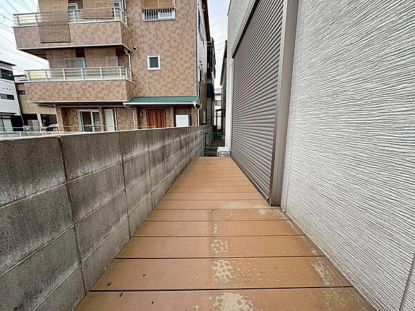物干しや鉢植えにちょうどいいサイズのウッドデッキ！（2025年3月）撮影