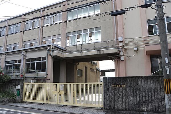京都市立藤ノ森小学校まで徒歩5分（約1159m）