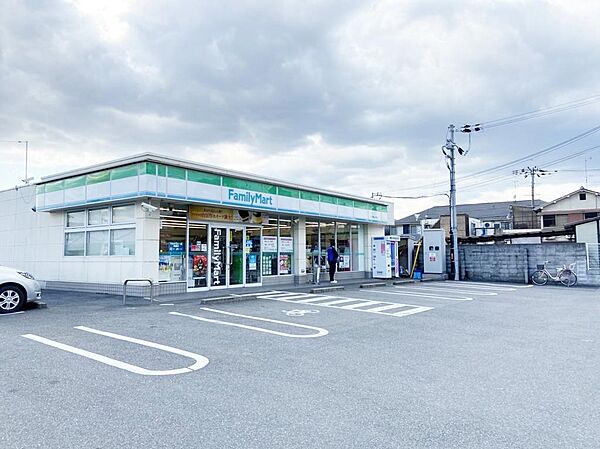 ファミリーマート久世東土川町店まで徒歩7分（約525m）