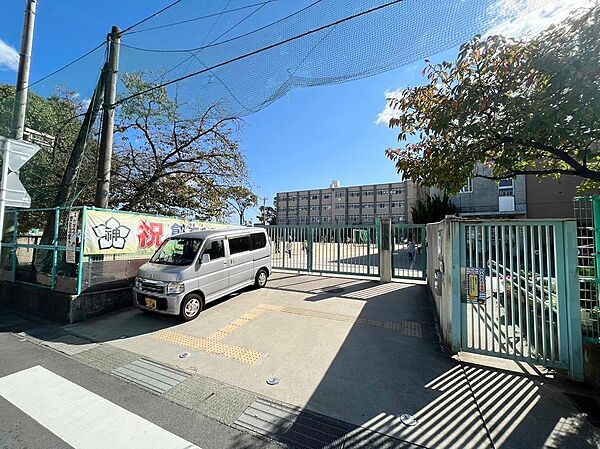 神川小学校まで徒歩18分（約1380ｍ）