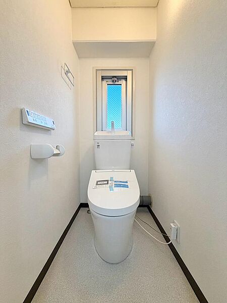 【トイレ】白を基調とした清潔感あふれるトイレ♪シンプルですっきりとした空間で、毎日気持ちよくお使いいただけます。室内（2026年10月）撮影