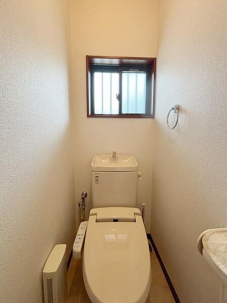 トイレに窓があることで換気ができるのはもちろん、外からの日光が入ってくるので明るくなり、空間が広く感じられます♪室内（2025年12月）撮影