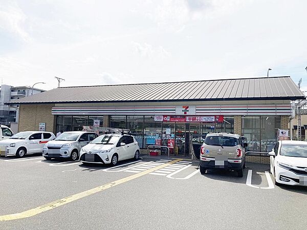 セブンイレブン桃山町因幡店まで徒歩１０分（約746ｍ）