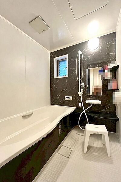 【浴室】ゆったり広々した浴室！お子様とワイワイ入浴を楽しんだり、一人でまったり寛ぐこともできます！※CGで家具を消しています。実際には備品がございます。室内（2026年2月）撮影