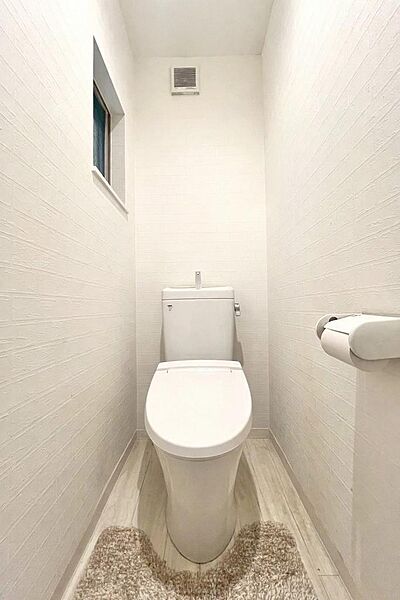 【トイレ】年間を通して快適に使用できる温水洗浄機能付きのトイレです。※CGで家具を消しています。実際には備品がございます。室内（2026年2月）撮影