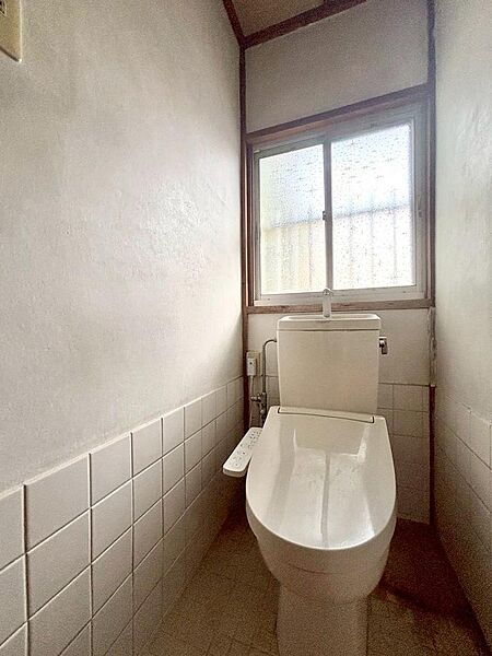 【トイレ】窓が付いており明るく開放感のあるトイレです。室内（2026年2月）撮影