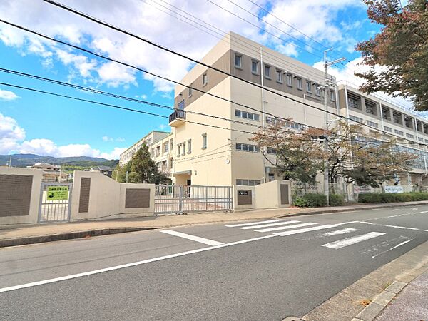 長岡京市立長岡中学校まで徒歩9分（約675ｍ）