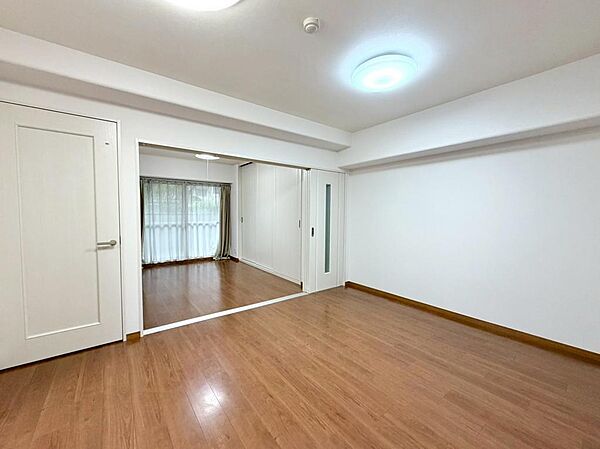 【リビング】引き戸を開ければ奥のお部屋とつながり、開放感のある空間に。ライフスタイルに合わせて使い分けしやすい洋室です。