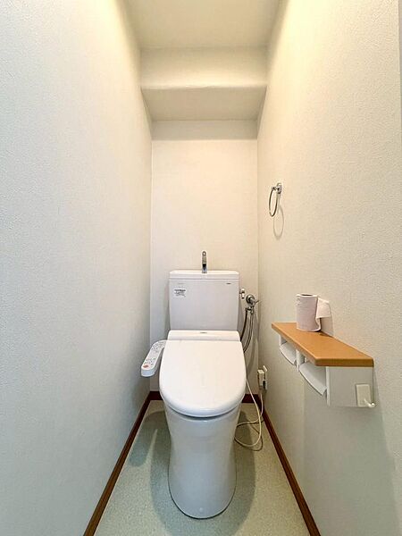【トイレ】年間を通して快適に使用できる温水洗浄機能付きのトイレです。