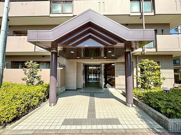 【エントランス】ゆとりあるアプローチと手入れの行き届いた植栽が、家族を優しく迎えてくれる落ち着いた住環境です。現地（2026年3月）撮影