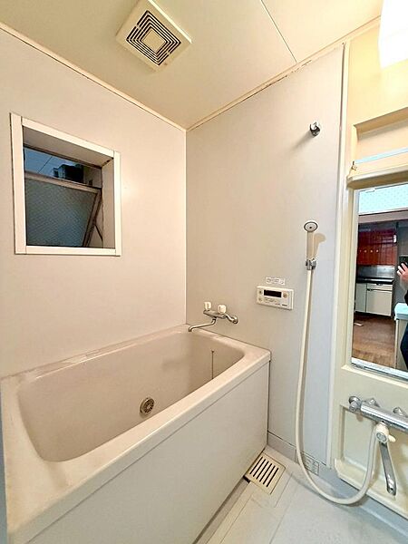 【浴室】シンプルで使いやすい浴室。小窓付きで換気もしやすく、清潔に保ちやすい空間です。室内（2026年4月）撮影