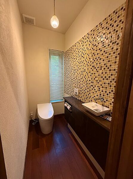 モザイクタイルが印象的な、デザイン性の高いトイレ空間