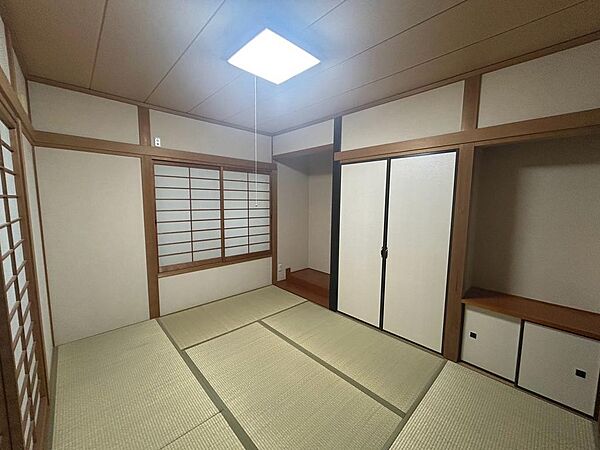 落ち着いた雰囲気の収納付き和室